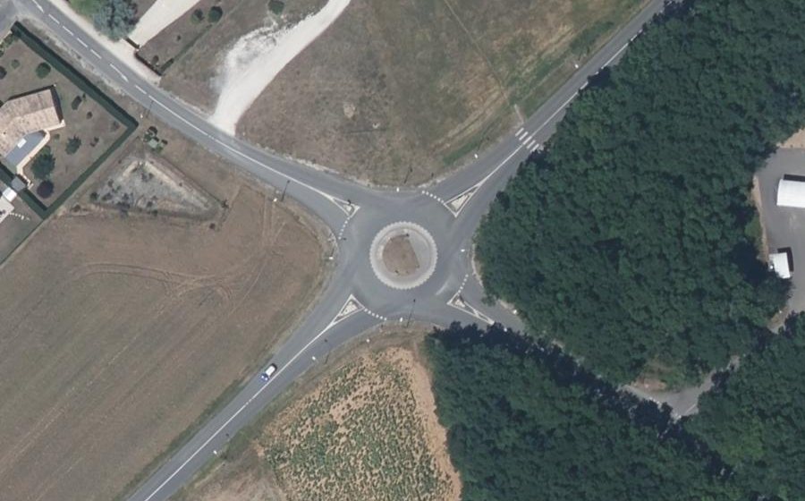 Vue aérienne du Rond-point anonyme n°691729358