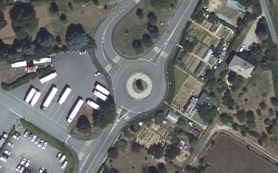 Vue aérienne du Rond-point anonyme n°69217565