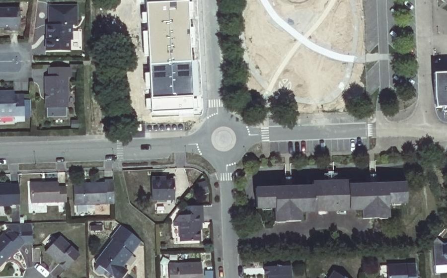 Vue aérienne du Rond-point anonyme n°692180768