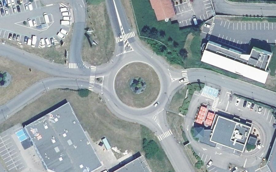 Vue aérienne du Rond-point anonyme n°692311849