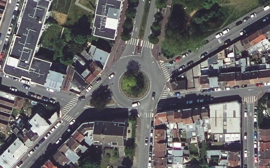 Vue aérienne du Rond-point anonyme n°692396739