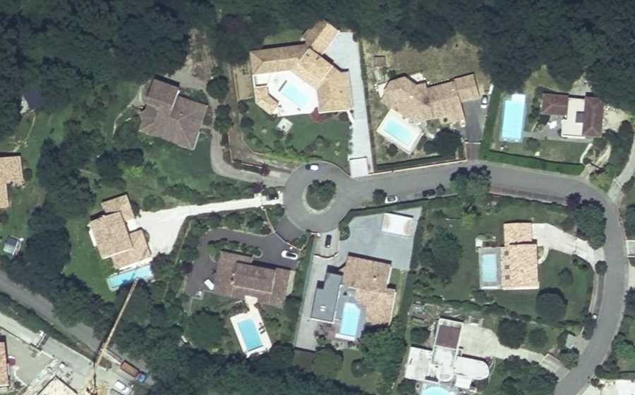 Vue aérienne du Rond-point anonyme n°692424182