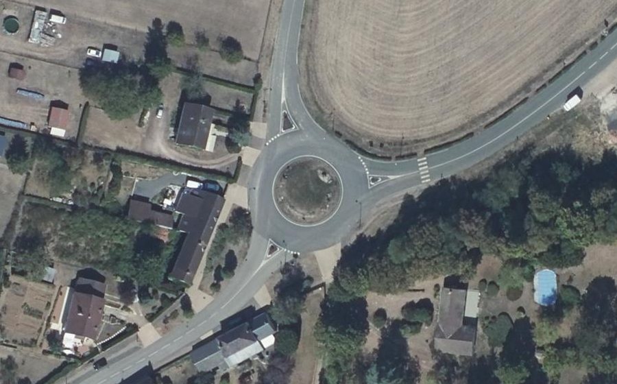 Vue aérienne du Rond-point anonyme n°69268811
