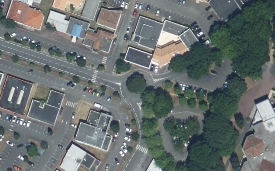 Vue aérienne du Rond-point anonyme n°692813025