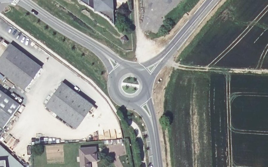 Vue aérienne du Rond-point anonyme n°692823609