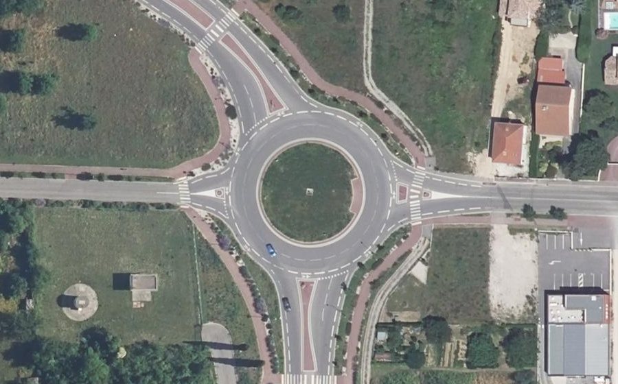 Vue aérienne du Rond-point anonyme n°692841798