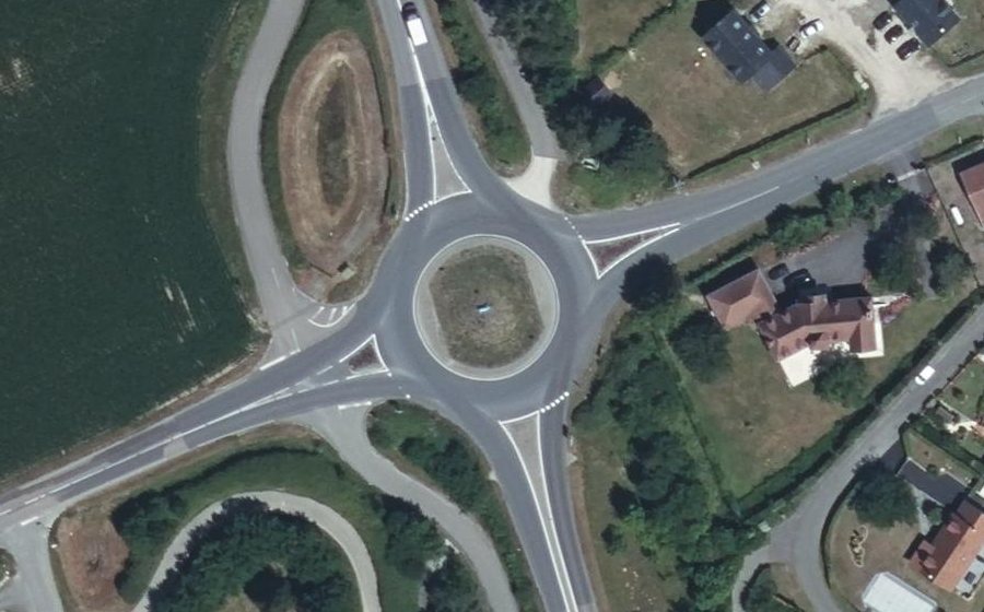 Vue aérienne du Rond-point anonyme n°692952533