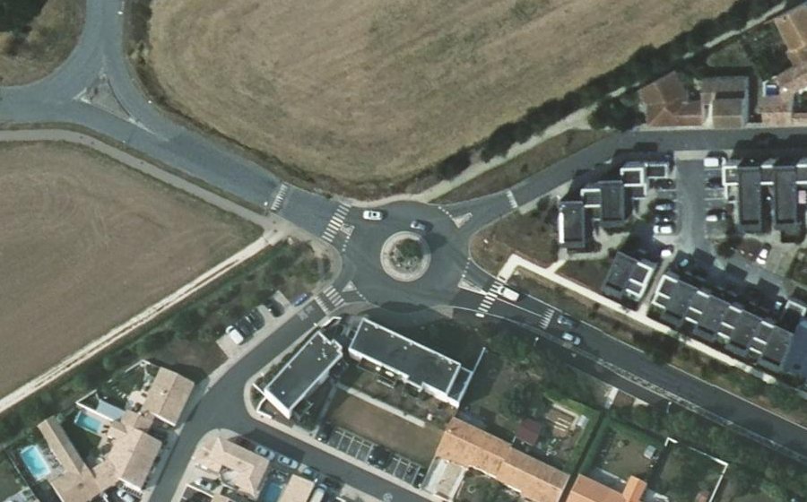 Vue aérienne du Rond-point anonyme n°692966379
