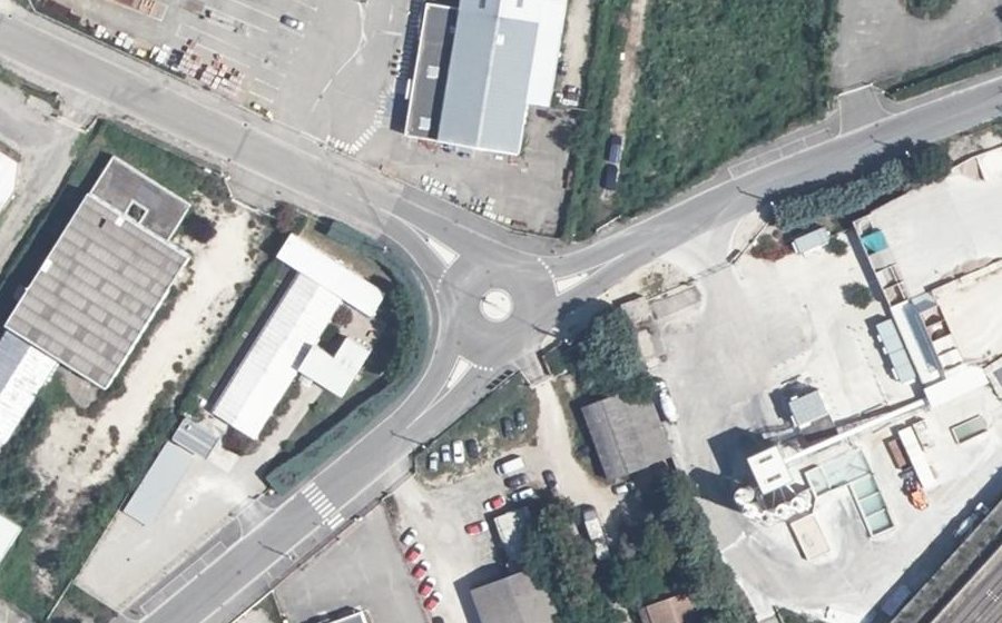 Vue aérienne du Rond-point anonyme n°693000812
