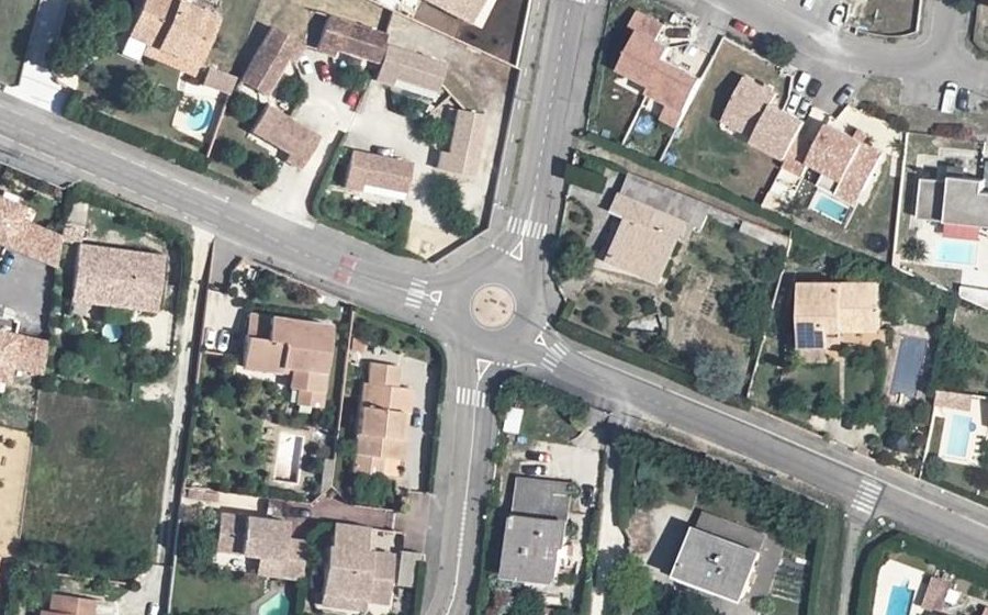 Vue aérienne du Rond-point anonyme n°693027927