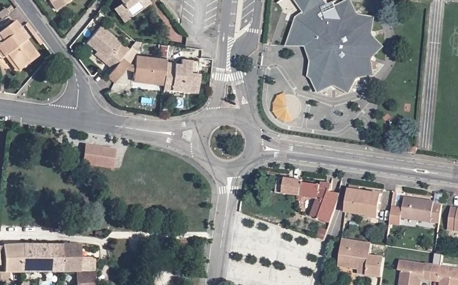 Vue aérienne du Rond-point anonyme n°693027932