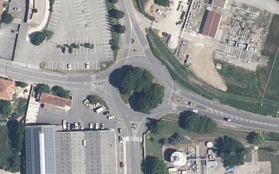 Vue aérienne du Rond-point anonyme n°693038488