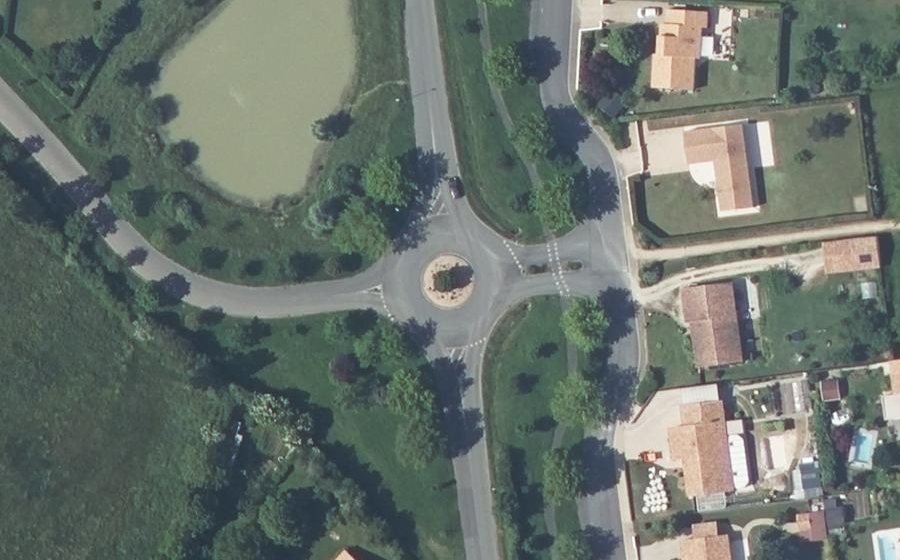 Vue aérienne du Rond-point anonyme n°69306288