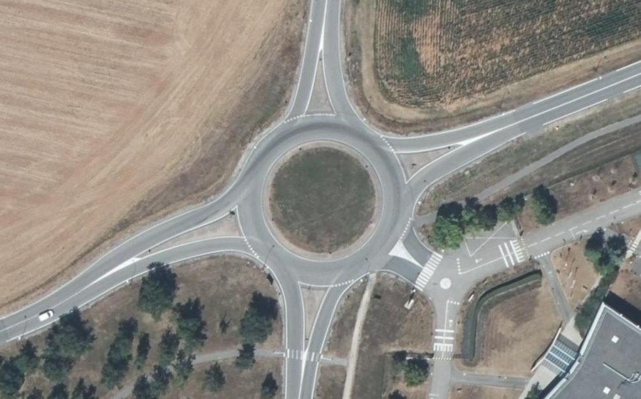 Vue aérienne du Rond-point anonyme n°69318676