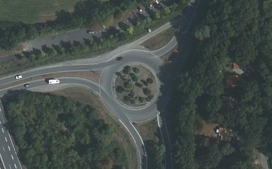 Vue aérienne du Rond-point anonyme n°69332657