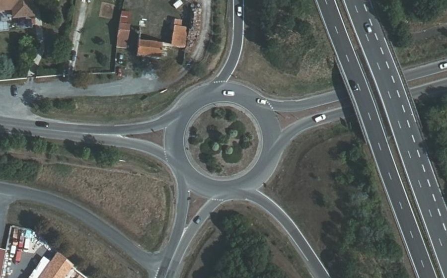 Vue aérienne du Rond-point anonyme n°69332659