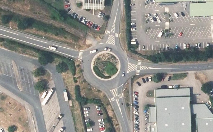 Vue aérienne du Rond-point anonyme n°69332953