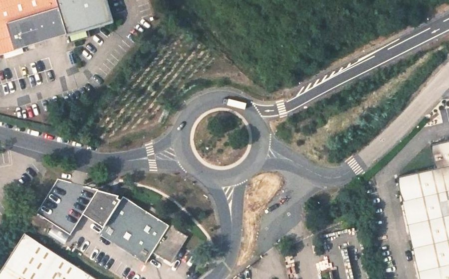 Vue aérienne du Rond-point anonyme n°69332959