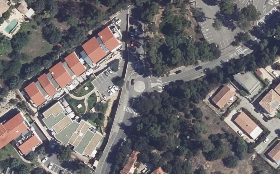 Vue aérienne du Rond-point anonyme n°693475385