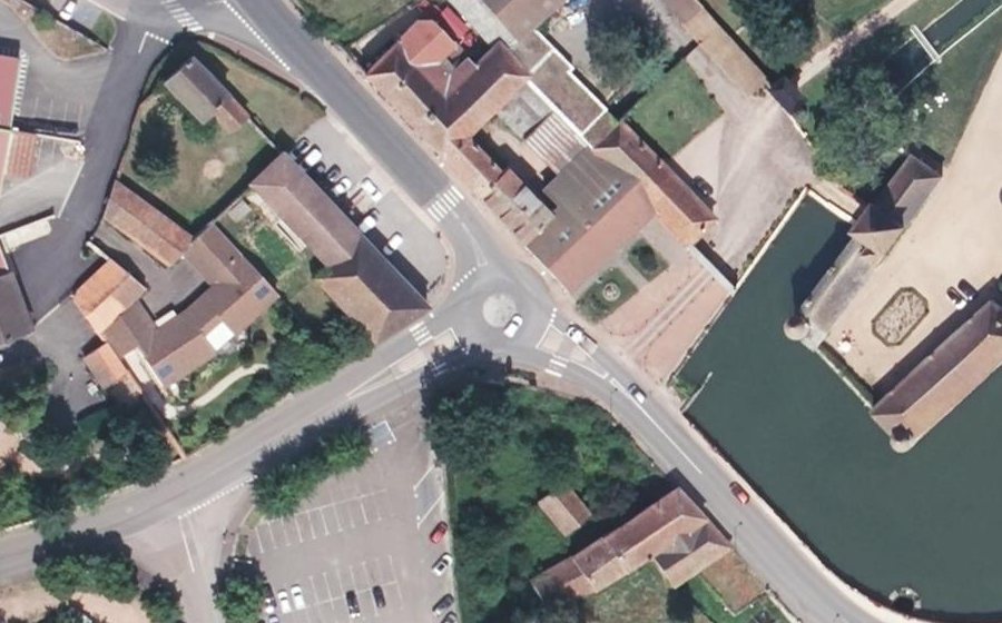 Vue aérienne du Rond-point anonyme n°69347624