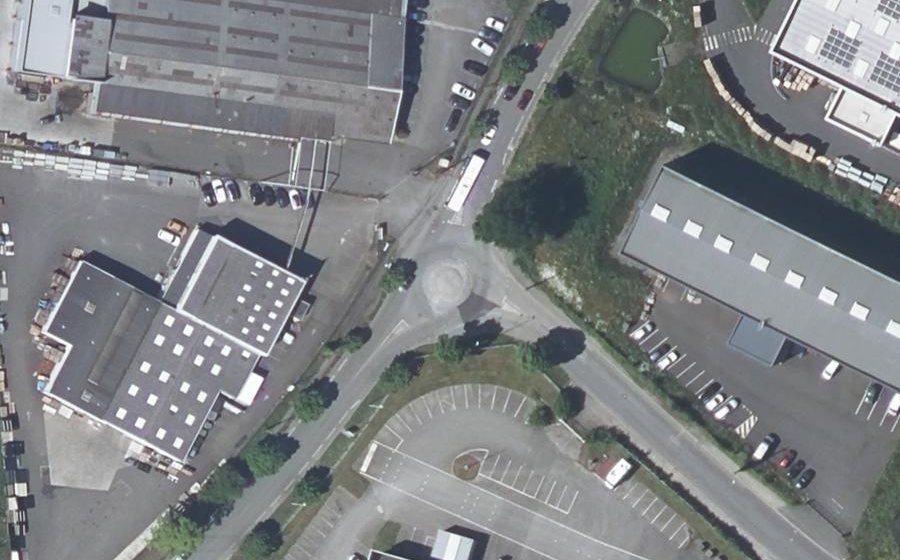 Vue aérienne du Rond-point anonyme n°693540493