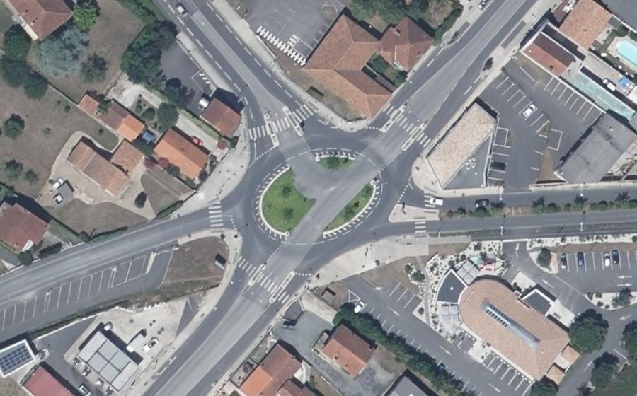 Vue aérienne du Rond-point anonyme n°693561592
