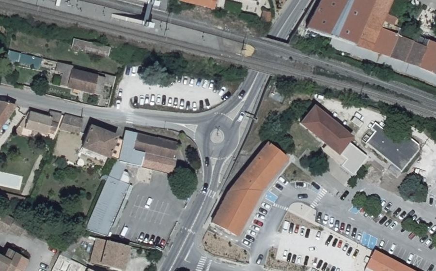 Vue aérienne du Rond-point anonyme n°693589396