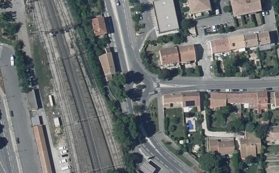 Vue aérienne du Rond-point anonyme n°693589418