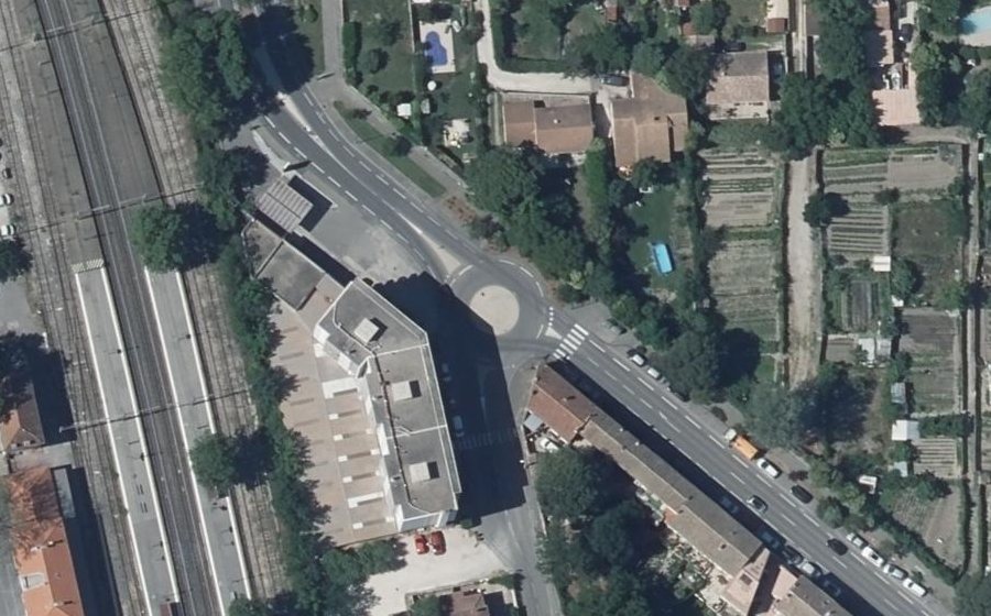 Vue aérienne du Rond-point anonyme n°693589425