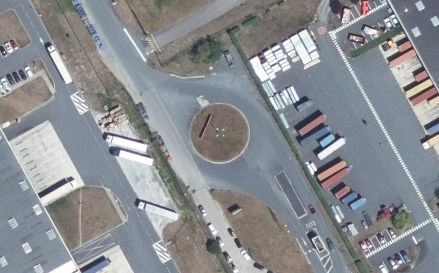 Vue aérienne du Rond-point anonyme n°693590868