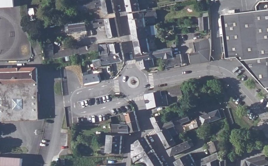 Vue aérienne du Rond-point anonyme n°69360240