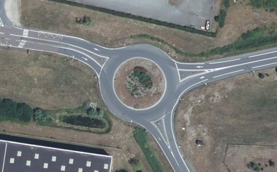 Vue aérienne du Rond-point anonyme n°693611507