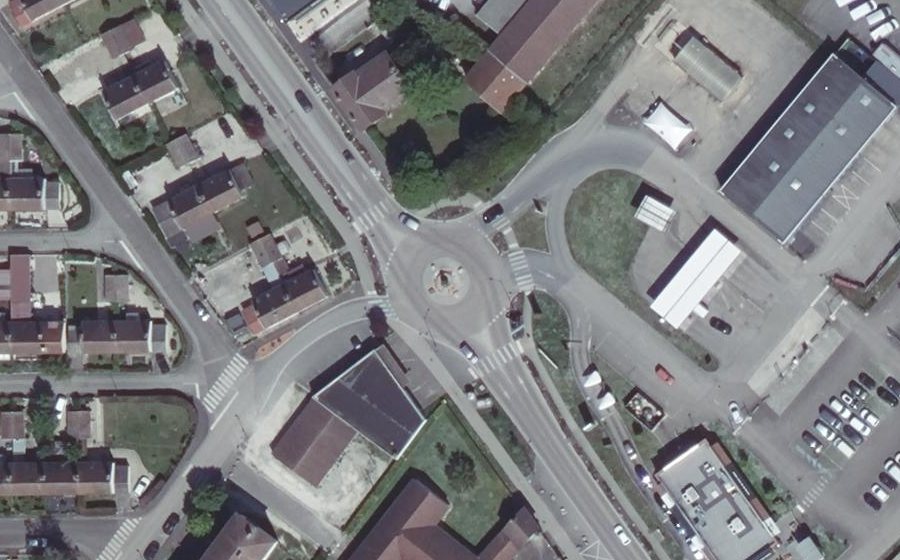 Vue aérienne du Rond-point anonyme n°693682603