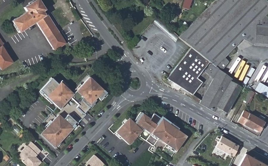 Vue aérienne du Rond-point anonyme n°693686918
