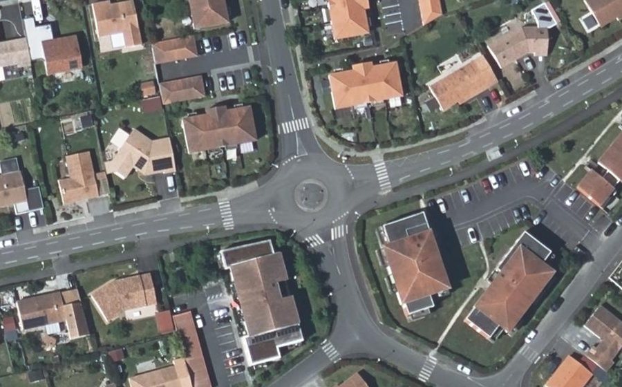Vue aérienne du Rond-point anonyme n°693688668