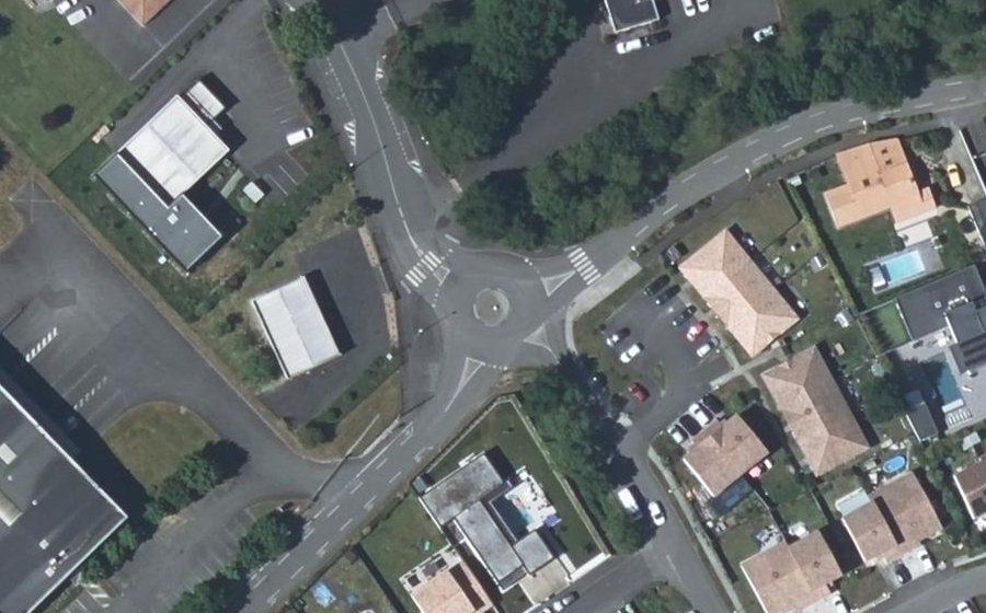 Vue aérienne du Rond-point anonyme n°693691313