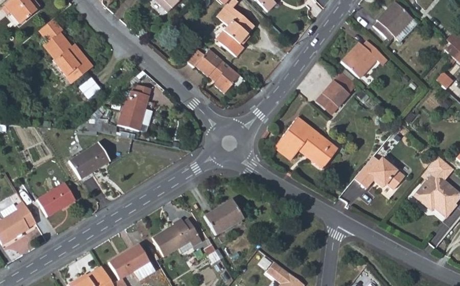 Vue aérienne du Rond-point anonyme n°693691314
