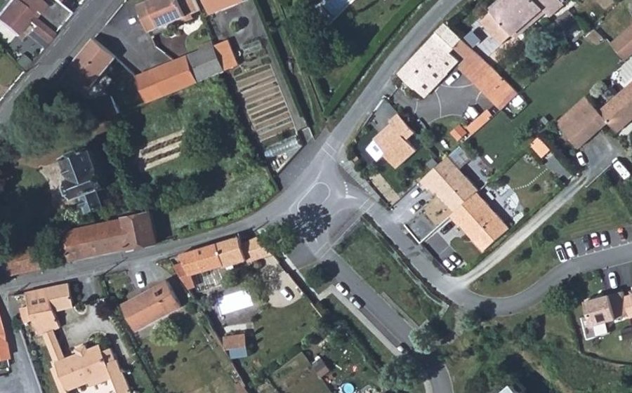 Vue aérienne du Rond-point anonyme n°693698991