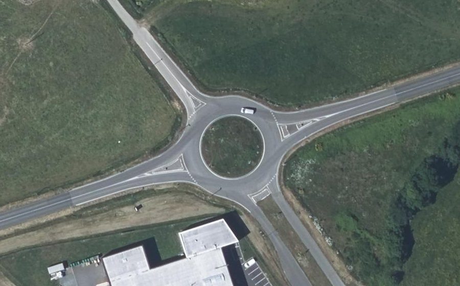 Vue aérienne du Rond-point anonyme n°693701556