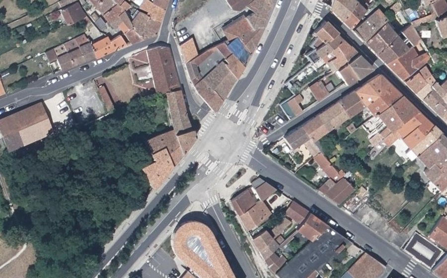 Vue aérienne du Rond-point anonyme n°693710279