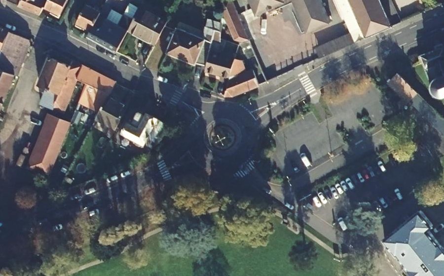 Vue aérienne du Rond-point anonyme n°693724579
