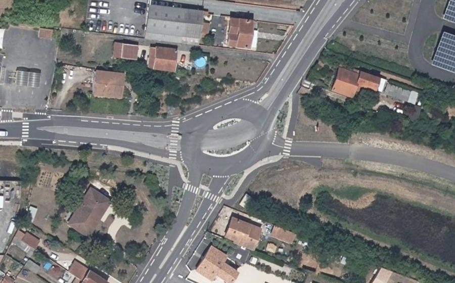 Vue aérienne du Rond-point anonyme n°693740132