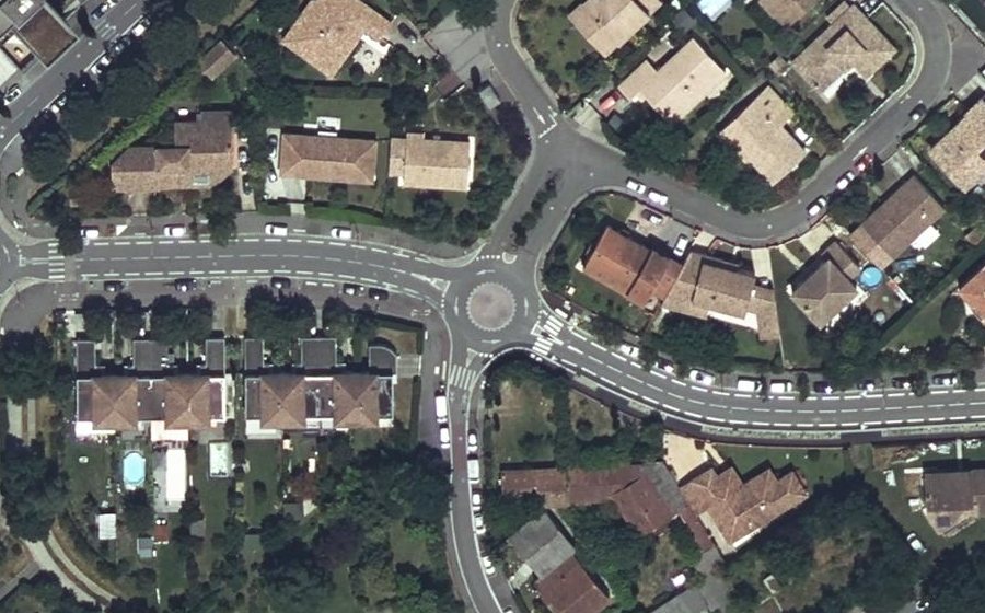 Vue aérienne du Rond-point anonyme n°693740987