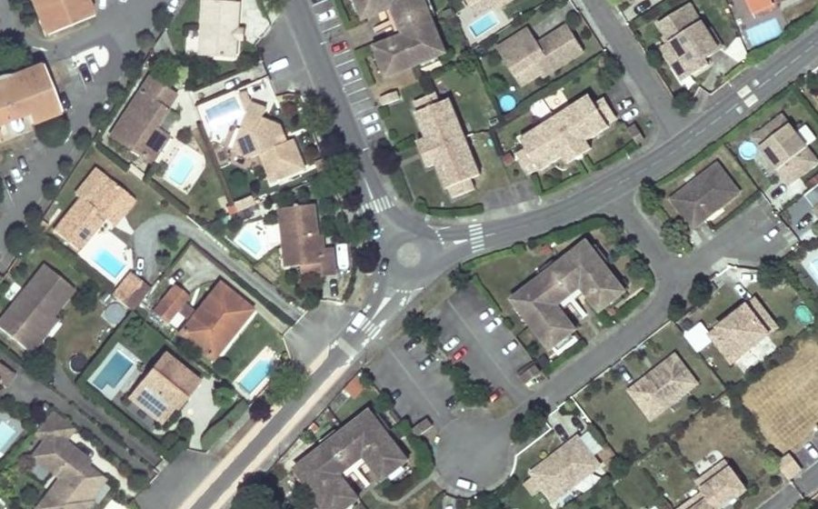 Vue aérienne du Rond-point anonyme n°693819777