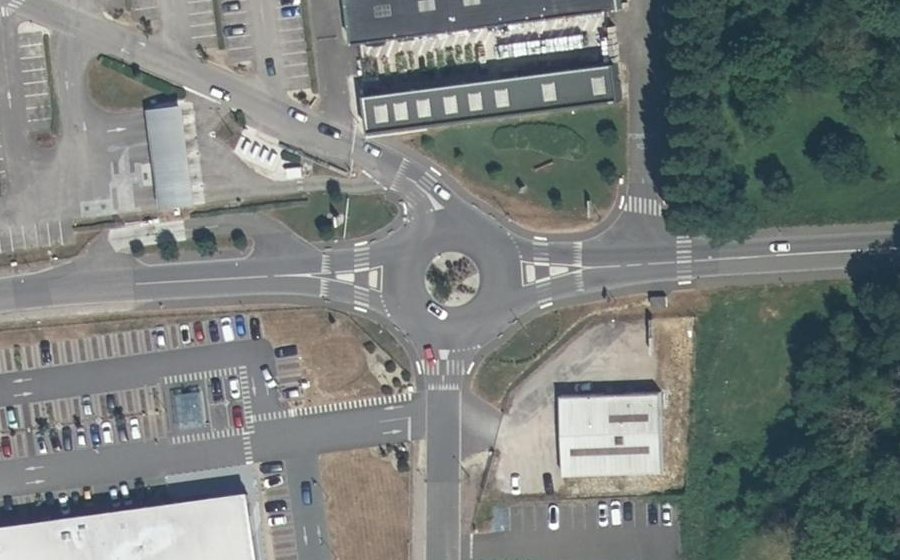 Vue aérienne du Rond-point anonyme n°693832091