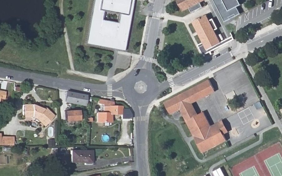 Vue aérienne du Rond-point anonyme n°693861398