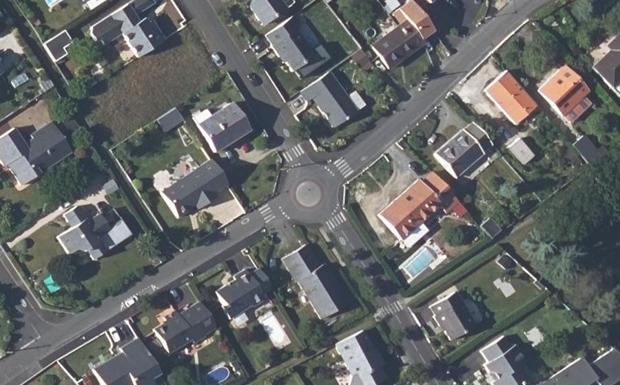 Vue aérienne du Rond-point anonyme n°693863189