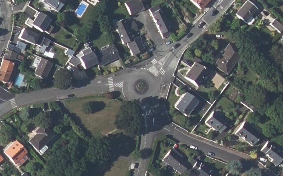 Vue aérienne du Rond-point anonyme n°693863191