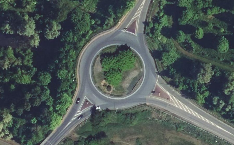 Vue aérienne du Rond-point anonyme n°69386344