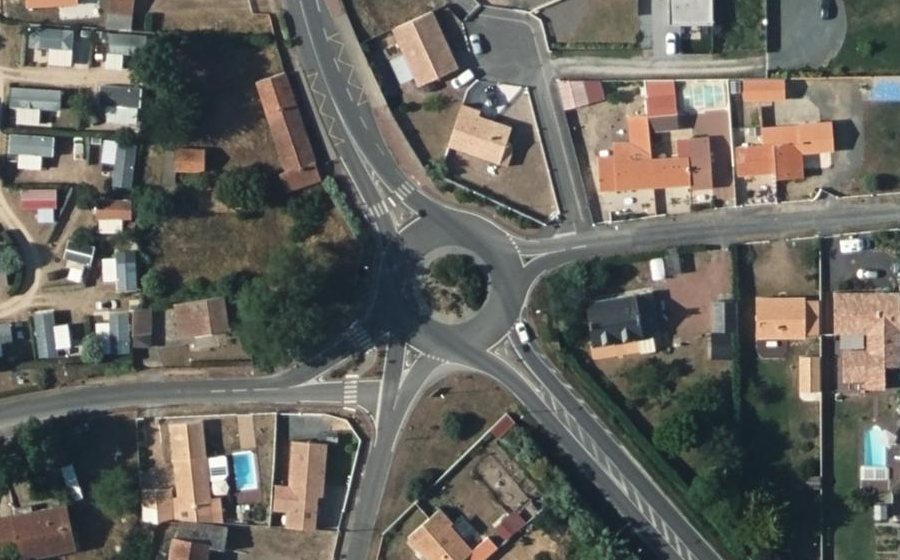 Vue aérienne du Rond-point anonyme n°693864403